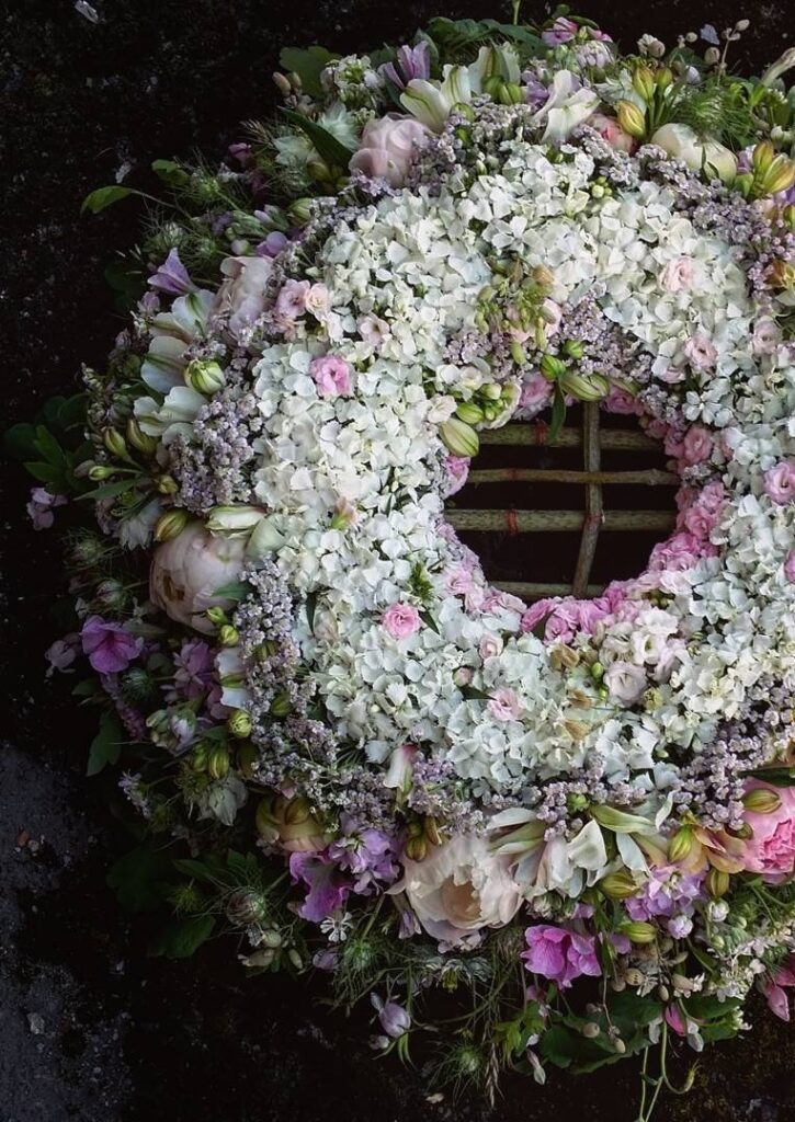 Ellas Minde. Florist med blomster, buketter, blomster til bryllup, blomster til begravelse, kistepynt, kunsthåndværk, Highland soap og kurser i Nykøbing Falster.