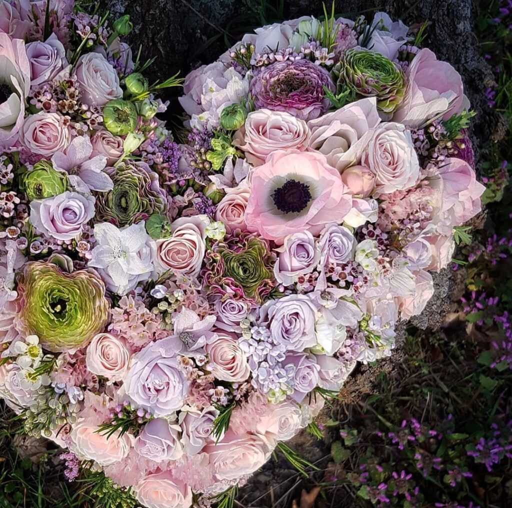 Ellas Minde. Florist med blomster, buketter, blomster til bryllup, blomster til begravelse, kistepynt, kunsthåndværk, Highland soap og kurser i Nykøbing Falster.